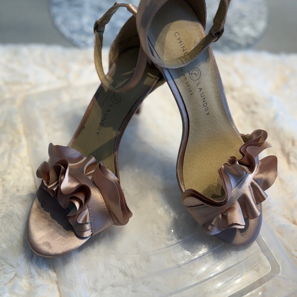 Chinese Laundry Women's Blush Ruffle Heels, size 7.5